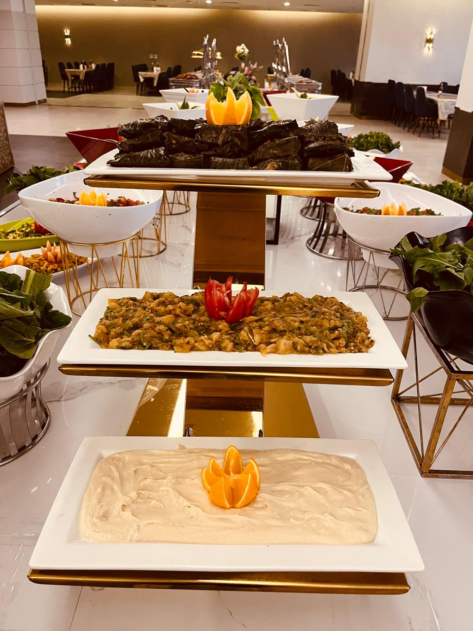 Yaprak sarma, humus ve meze tabağı