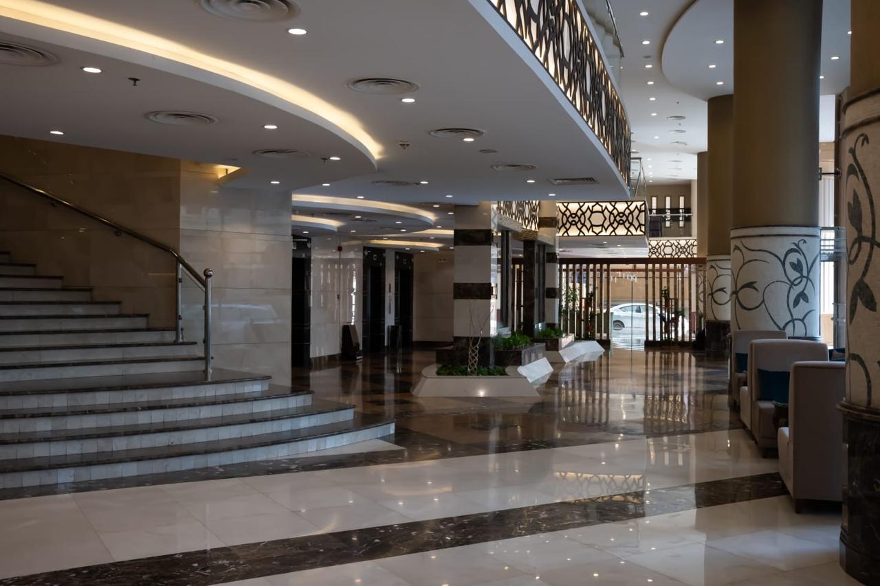 Alaa Al Bayt Hotel merdiven ve resepsiyon