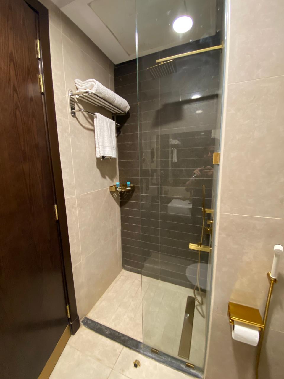 Bawabat Mena Hotel banyo duş alanı